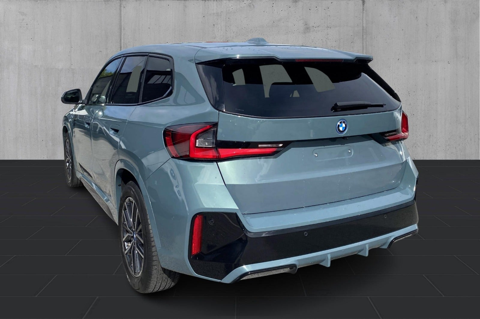 Grøn BMW iX1 fra 2025