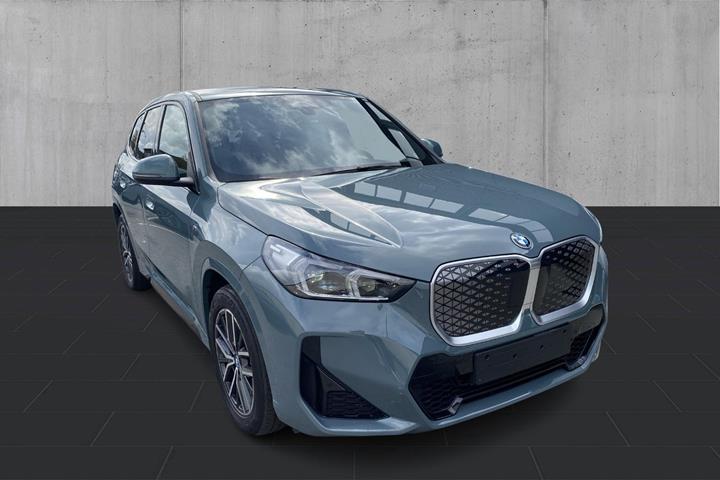 Grøn BMW iX1 fra 2025