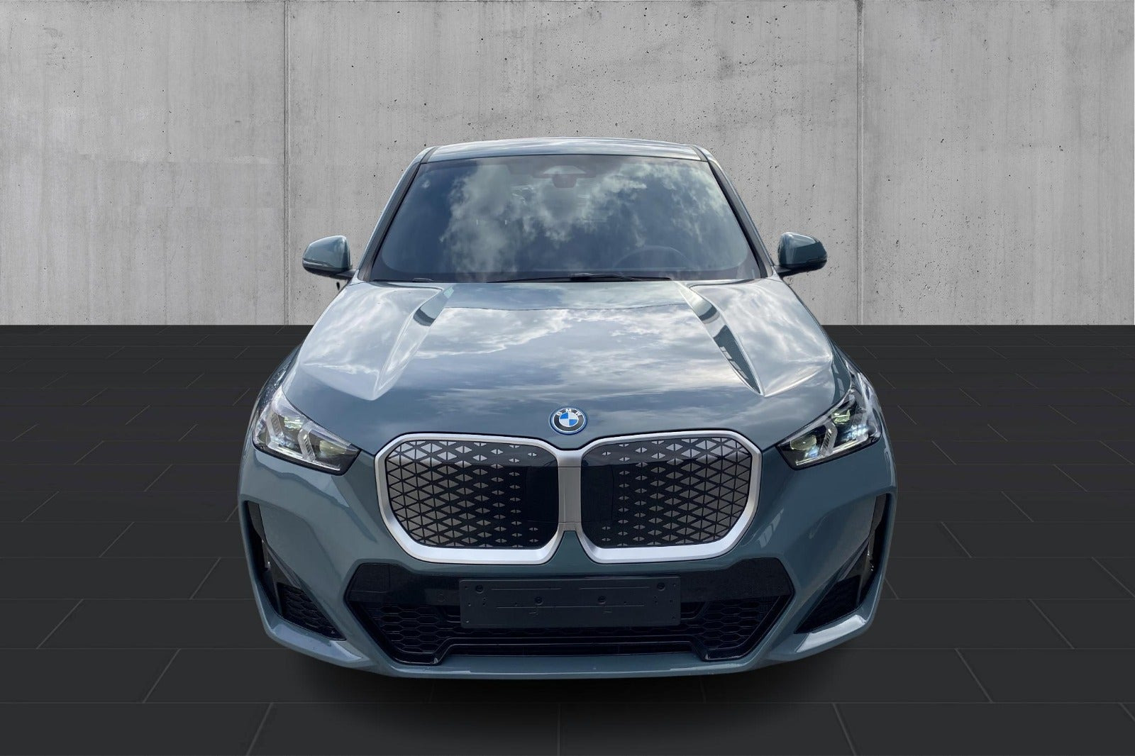 Grøn BMW iX1 fra 2025