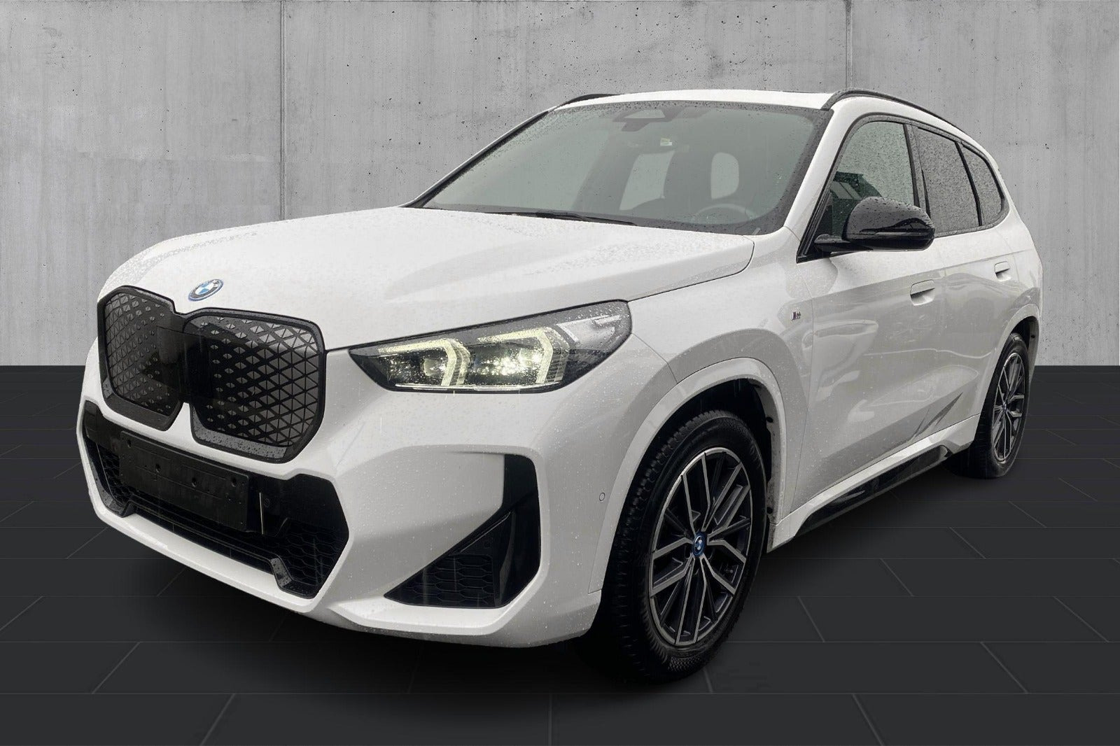 Hvid BMW iX1 fra 2024