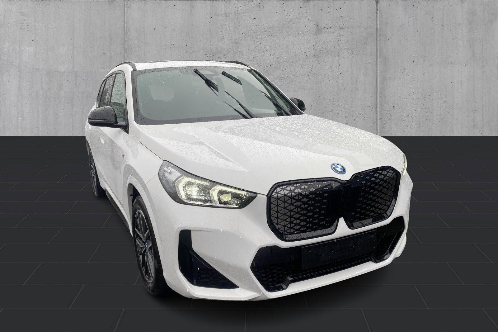 Hvid BMW iX1 fra 2024