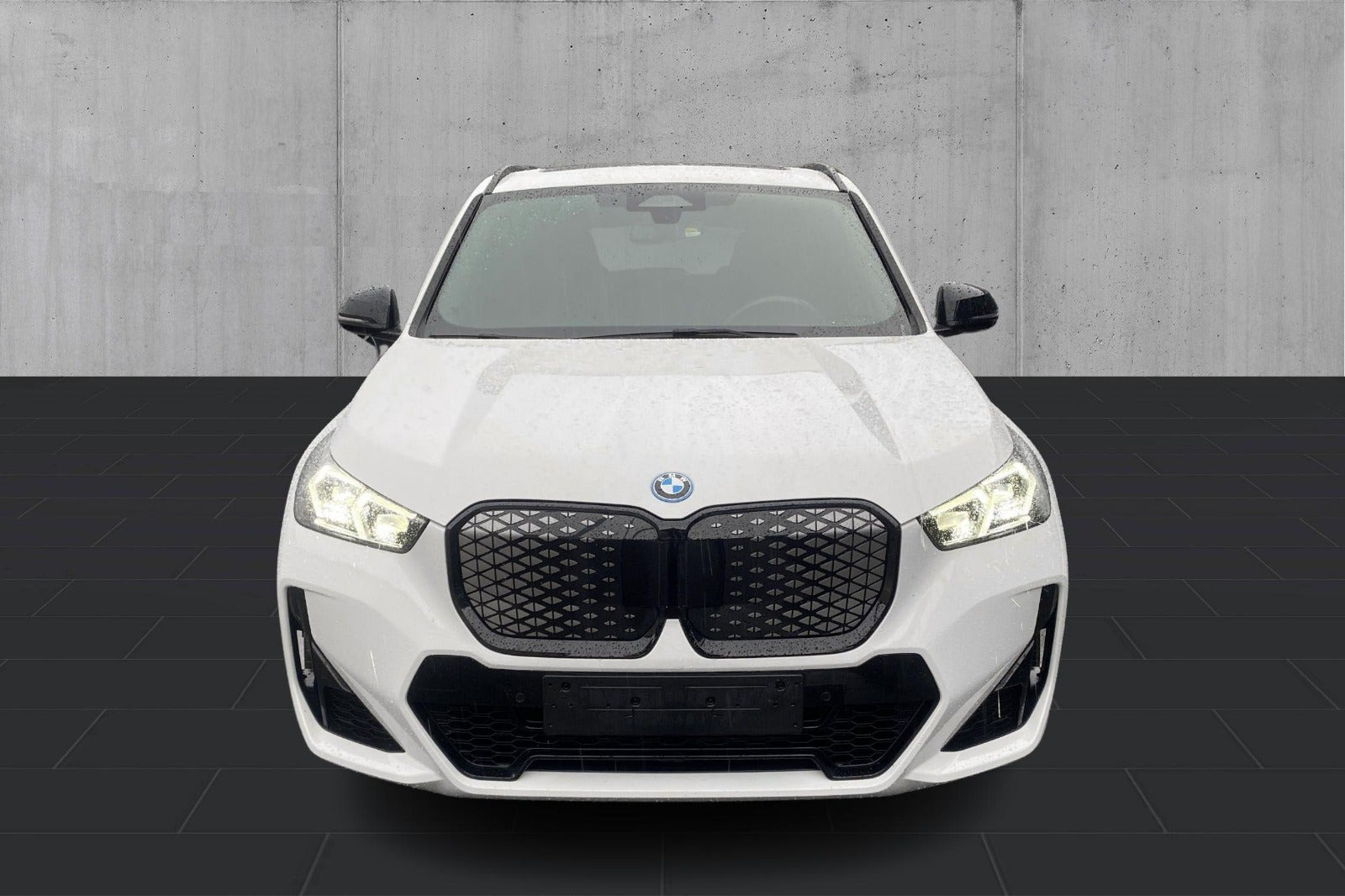 Hvid BMW iX1 fra 2024