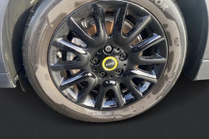 Sølv Mini Cooper SE fra 2023