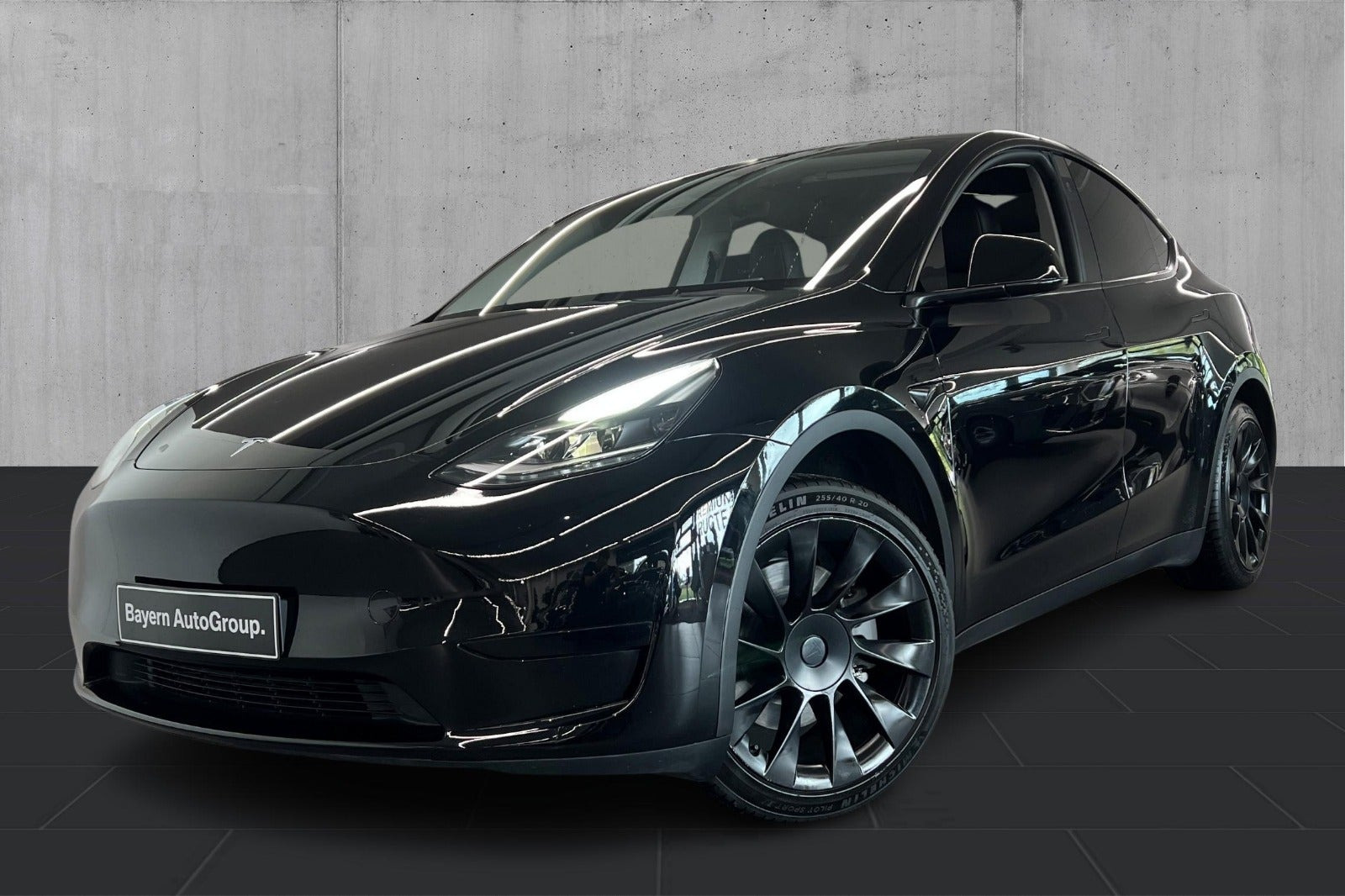 Sort Tesla Model Y fra 2024
