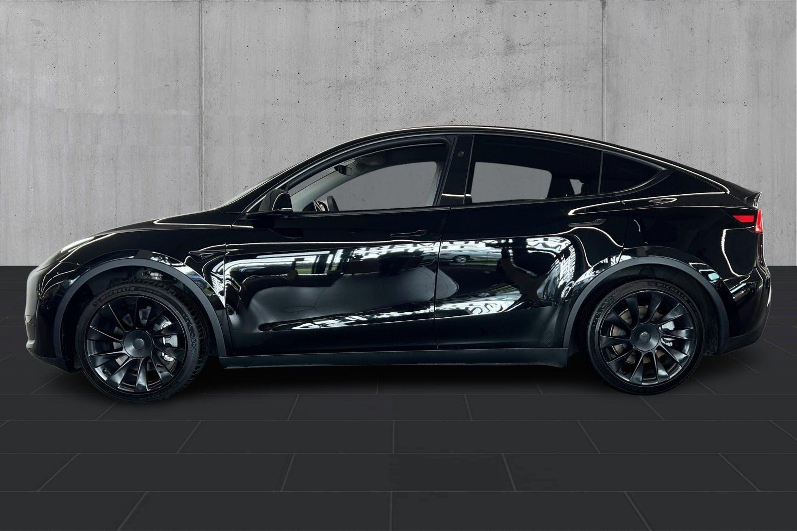 Sort Tesla Model Y fra 2024