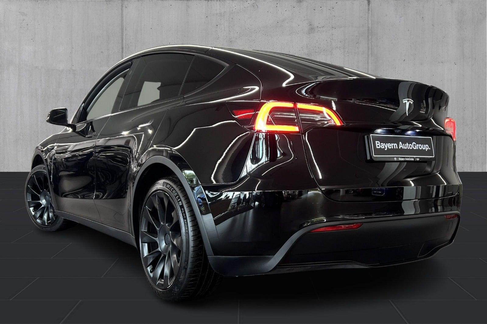 Sort Tesla Model Y fra 2024