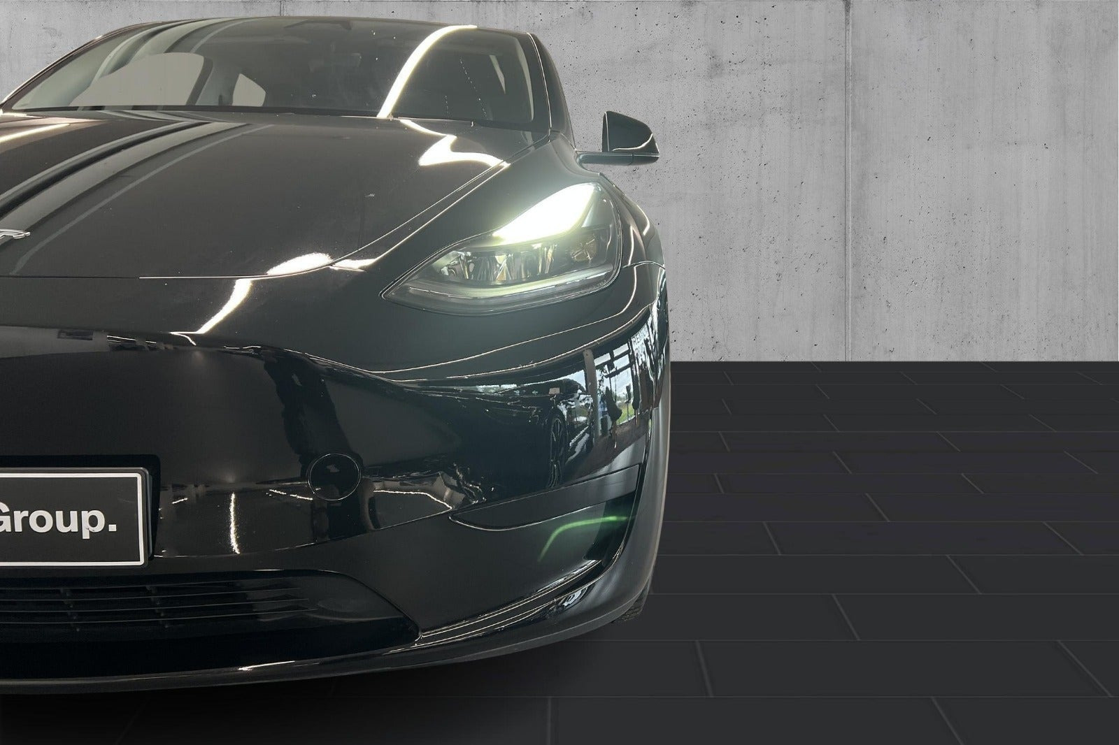 Sort Tesla Model Y fra 2024