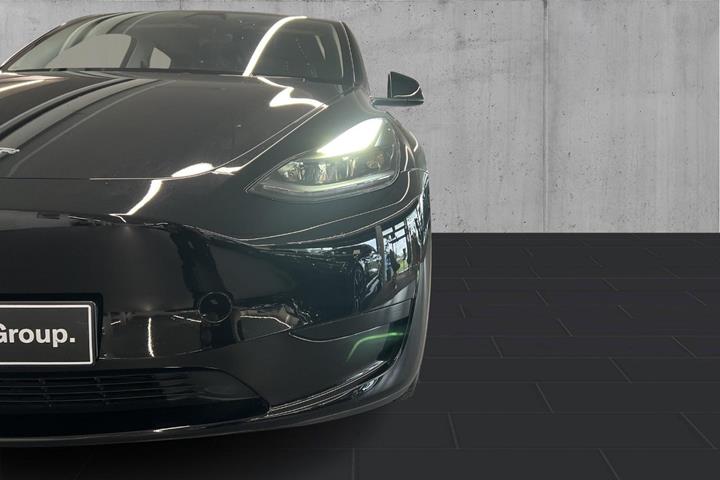 Sort Tesla Model Y fra 2024