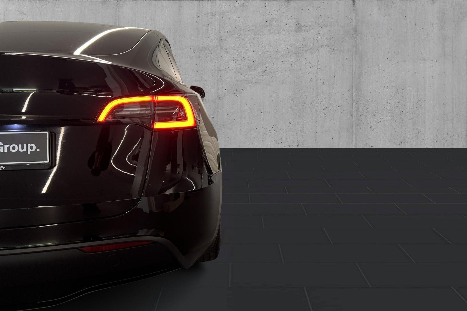 Sort Tesla Model Y fra 2024