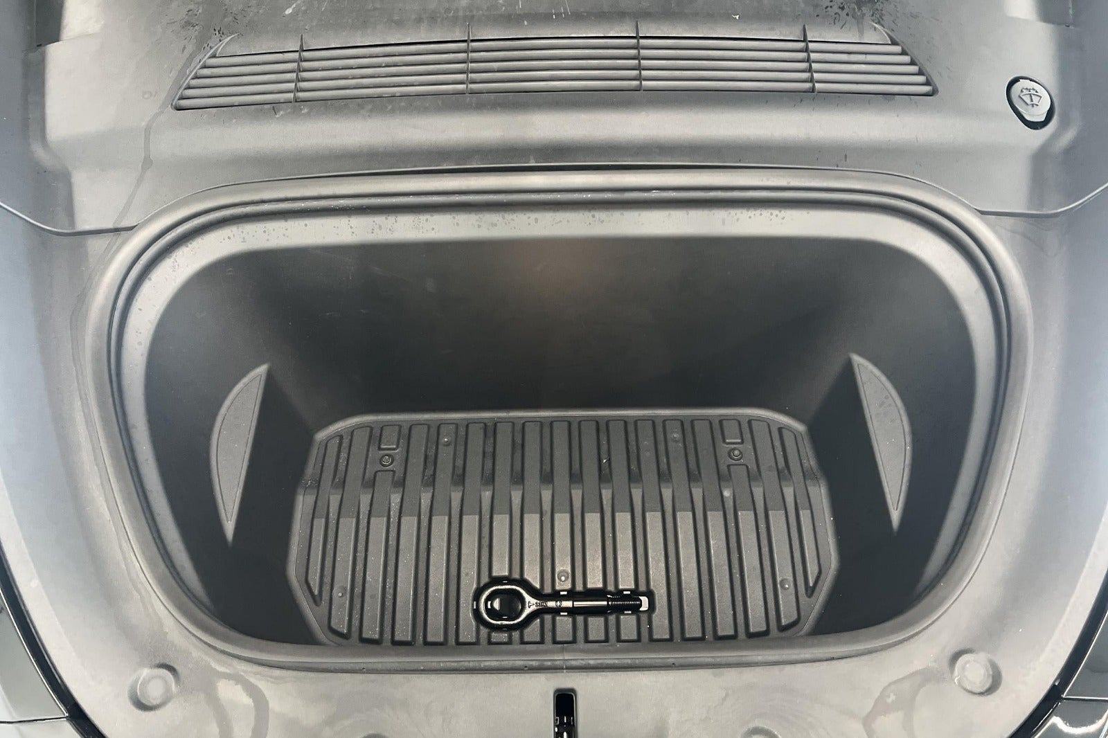 Sort Tesla Model Y fra 2024