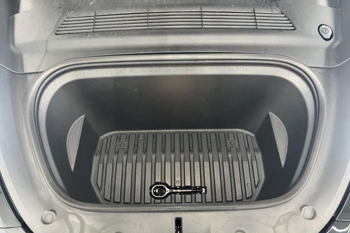 Sort Tesla Model Y fra 2024