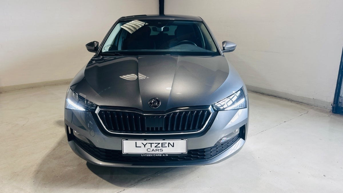 Grå Skoda Scala fra 2023
