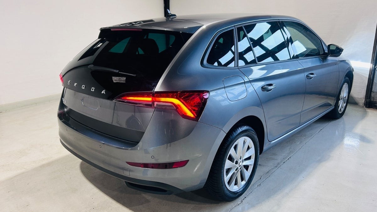 Grå Skoda Scala fra 2023