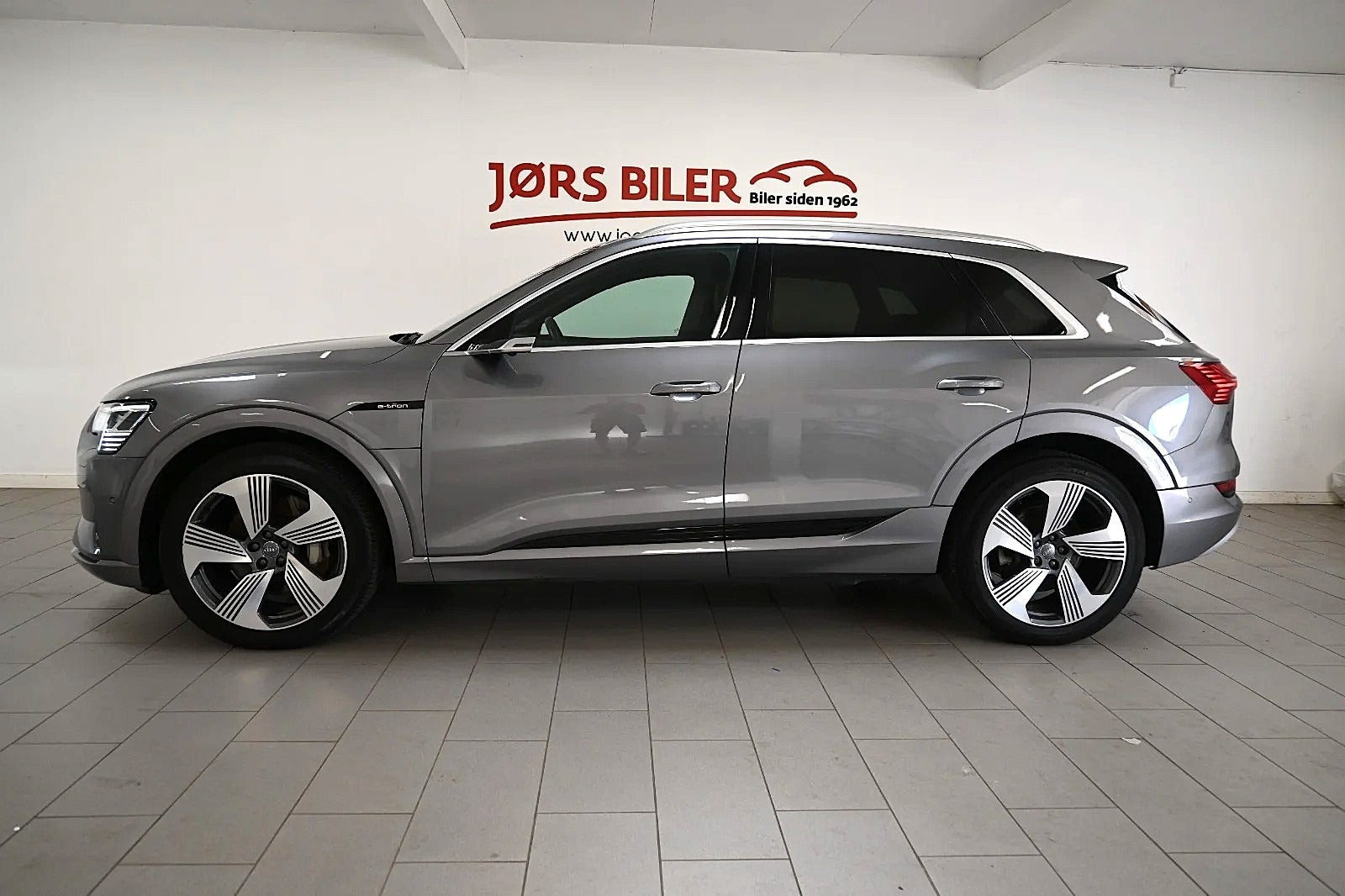 Grå Audi e-tron fra 2020