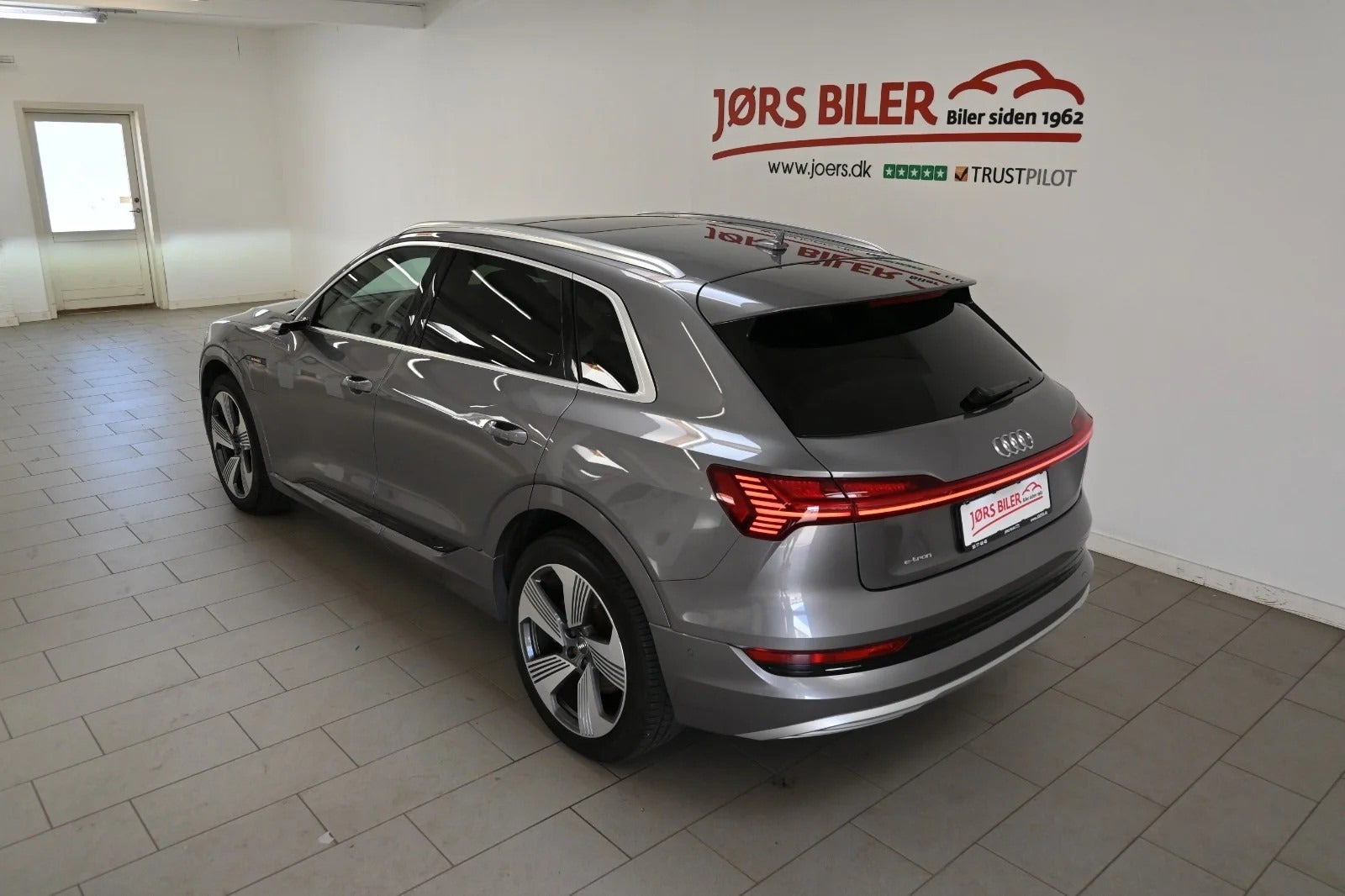 Grå Audi e-tron fra 2020