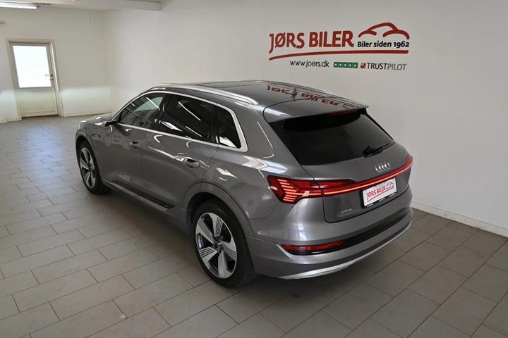 Grå Audi e-tron fra 2020