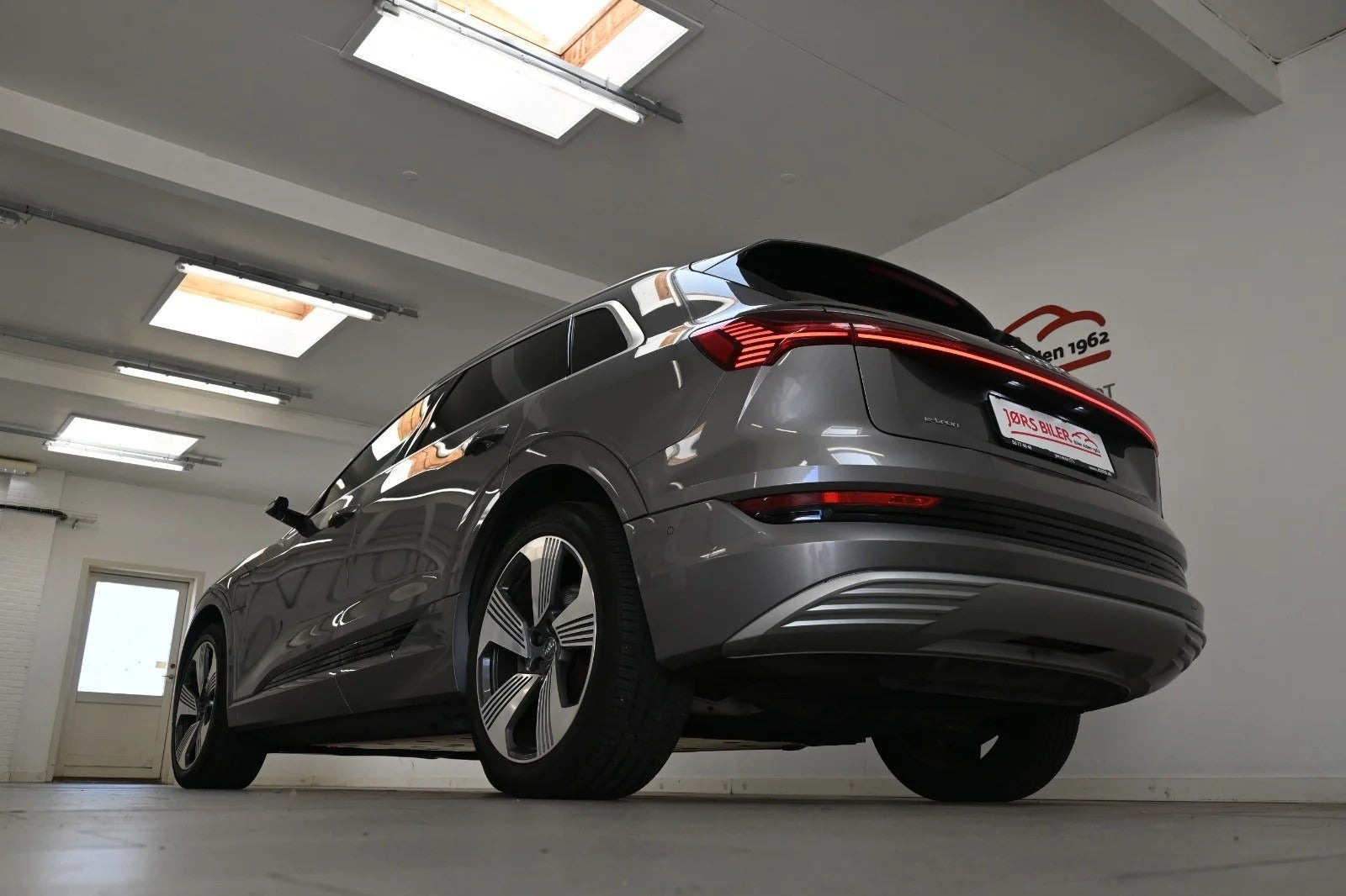 Grå Audi e-tron fra 2020