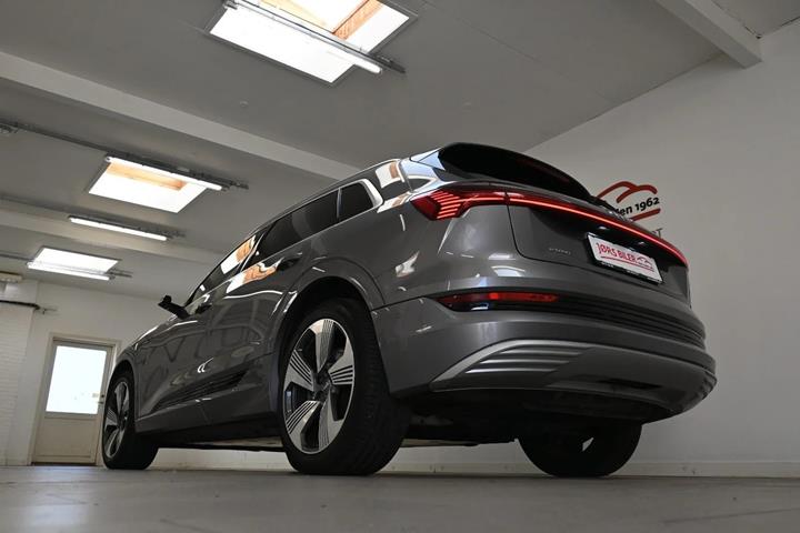 Grå Audi e-tron fra 2020