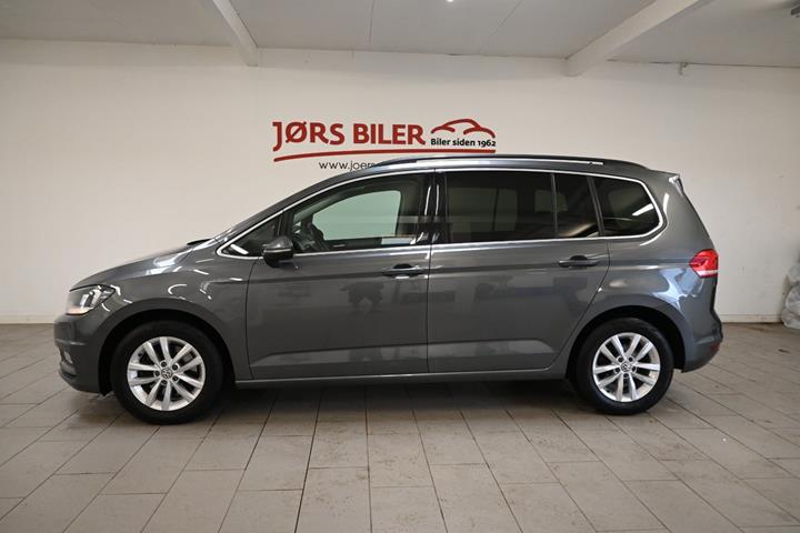 Grå VW Touran fra 2017