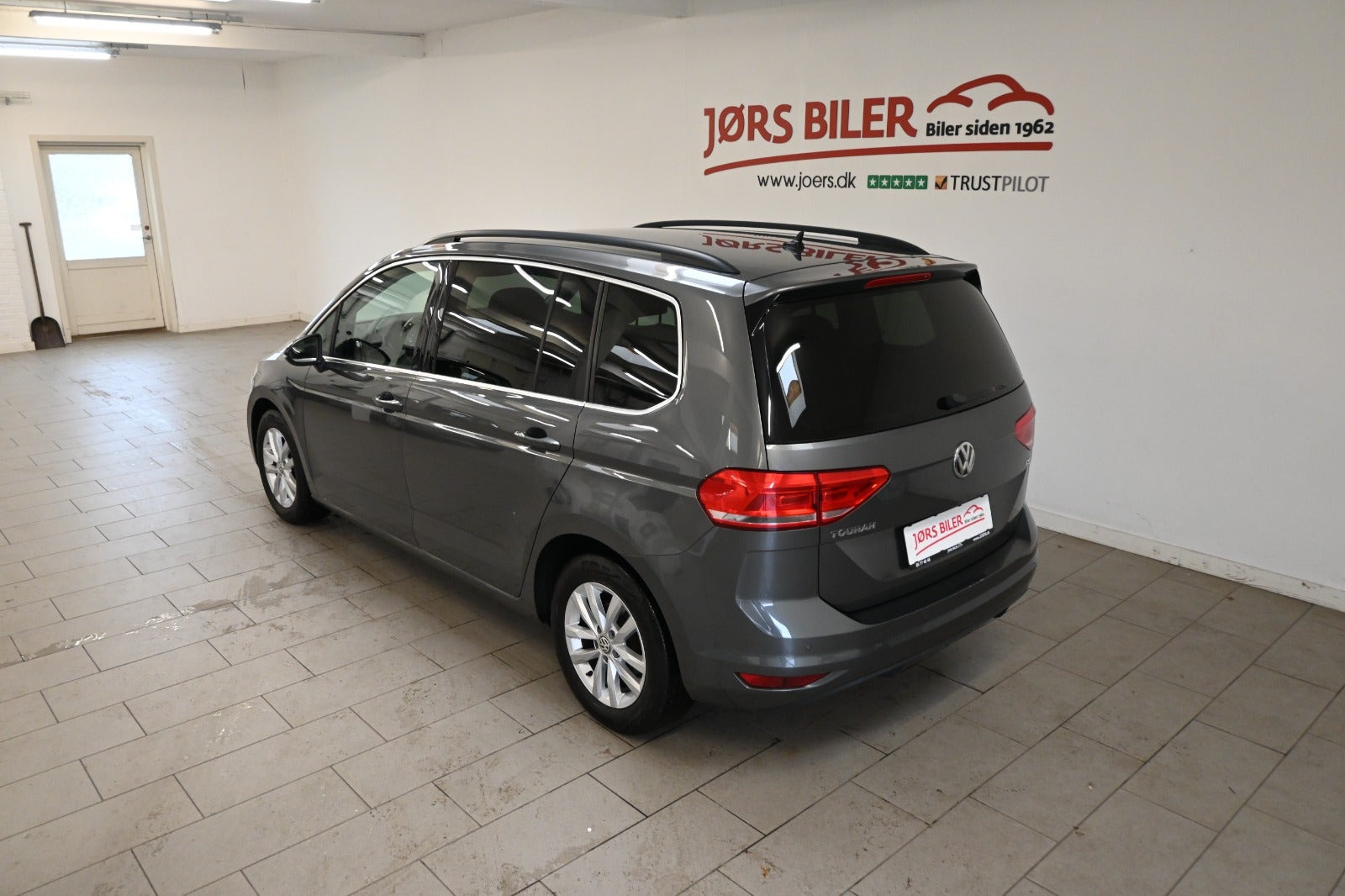 Grå VW Touran fra 2017