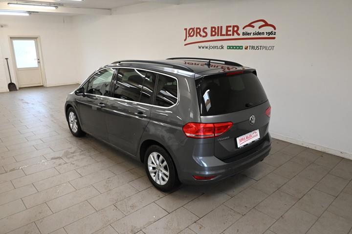 Grå VW Touran fra 2017