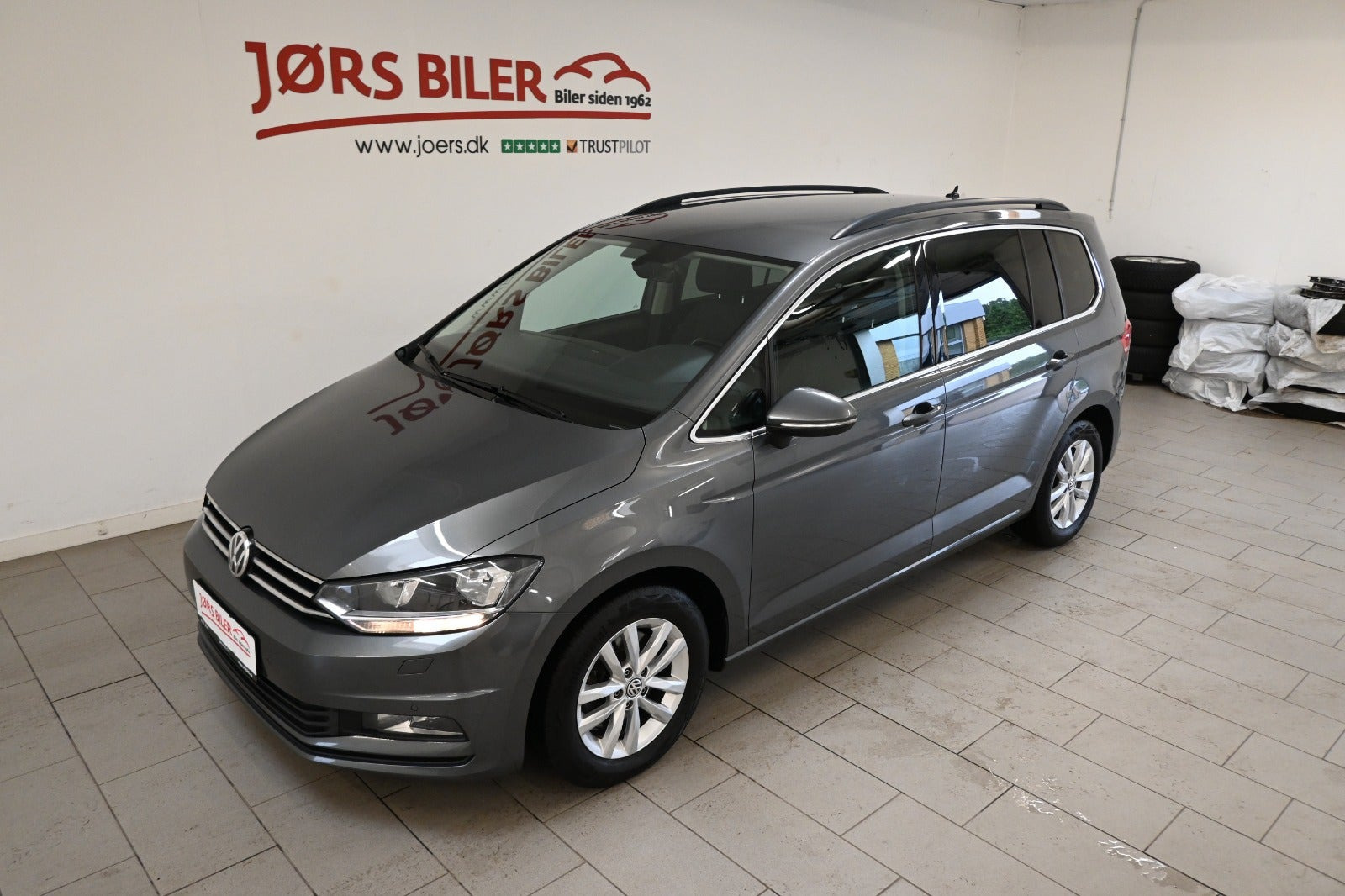 Grå VW Touran fra 2017