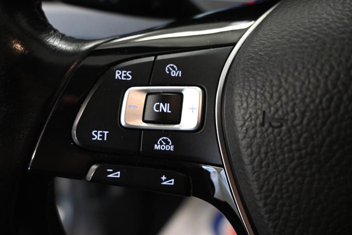 Grå VW Touran fra 2017