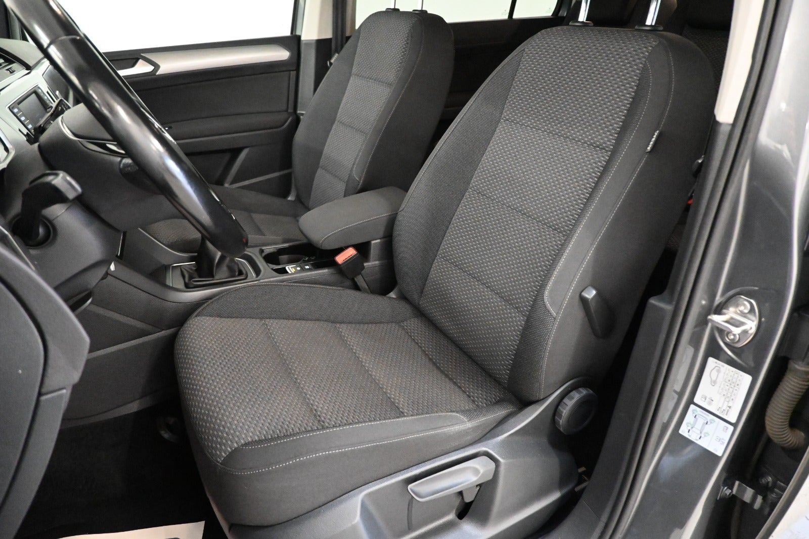 Grå VW Touran fra 2017
