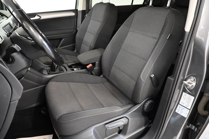 Grå VW Touran fra 2017