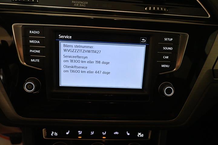 Grå VW Touran fra 2017
