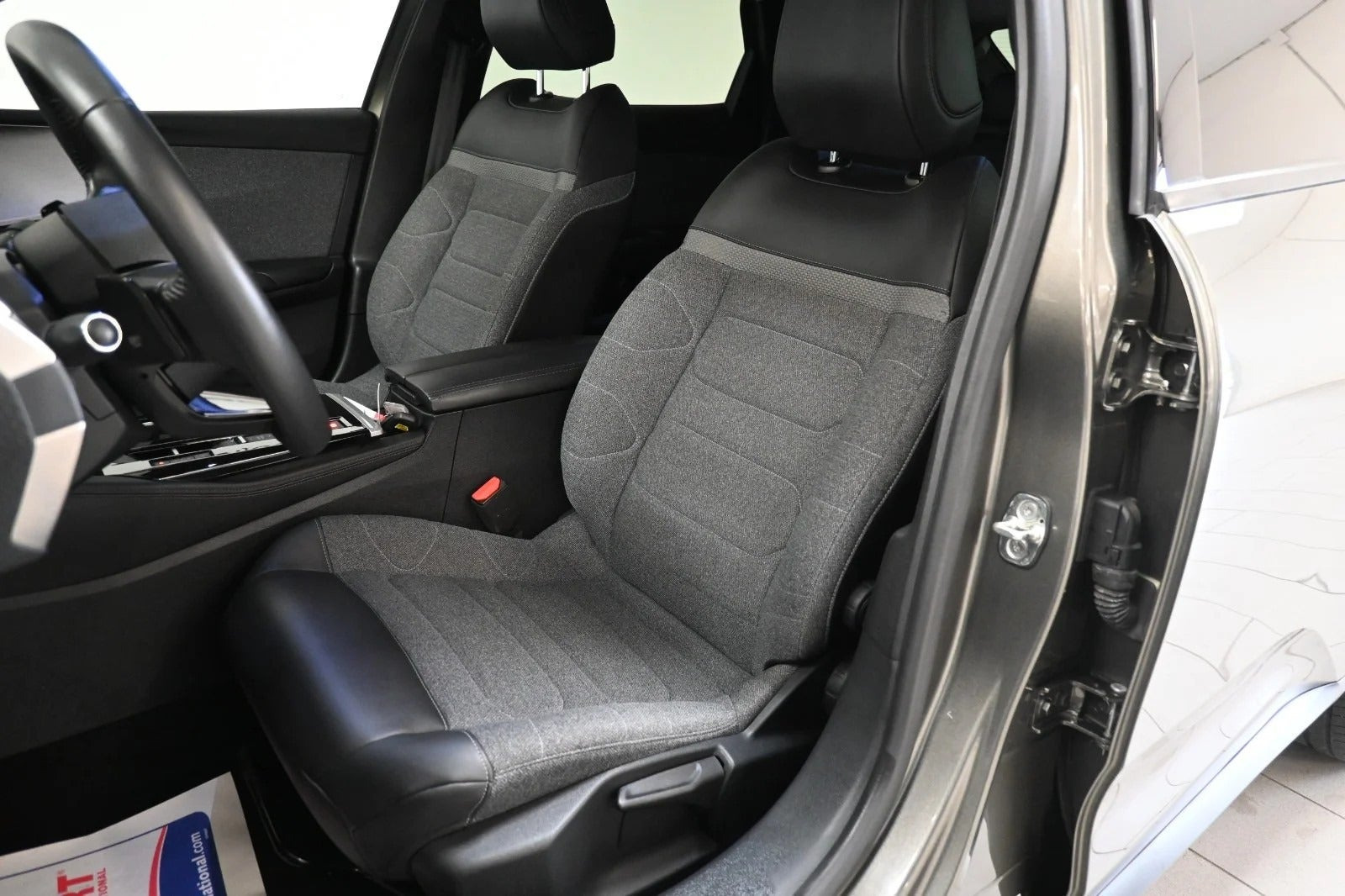 Grå Citroën C5 X fra 2022