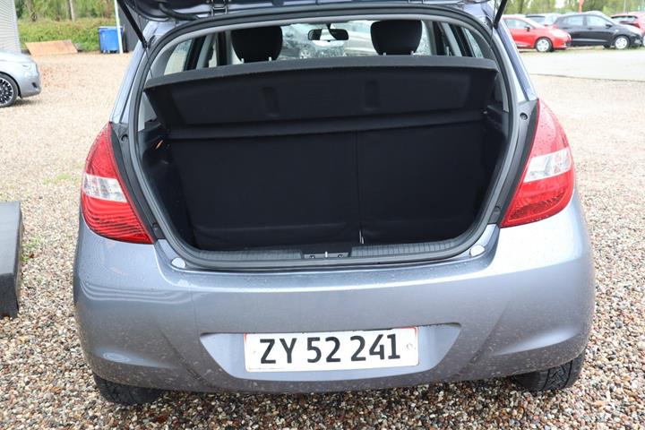 Blå Hyundai i20 fra 2009