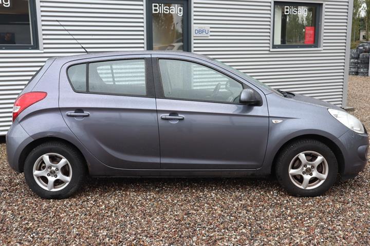 Blå Hyundai i20 fra 2009