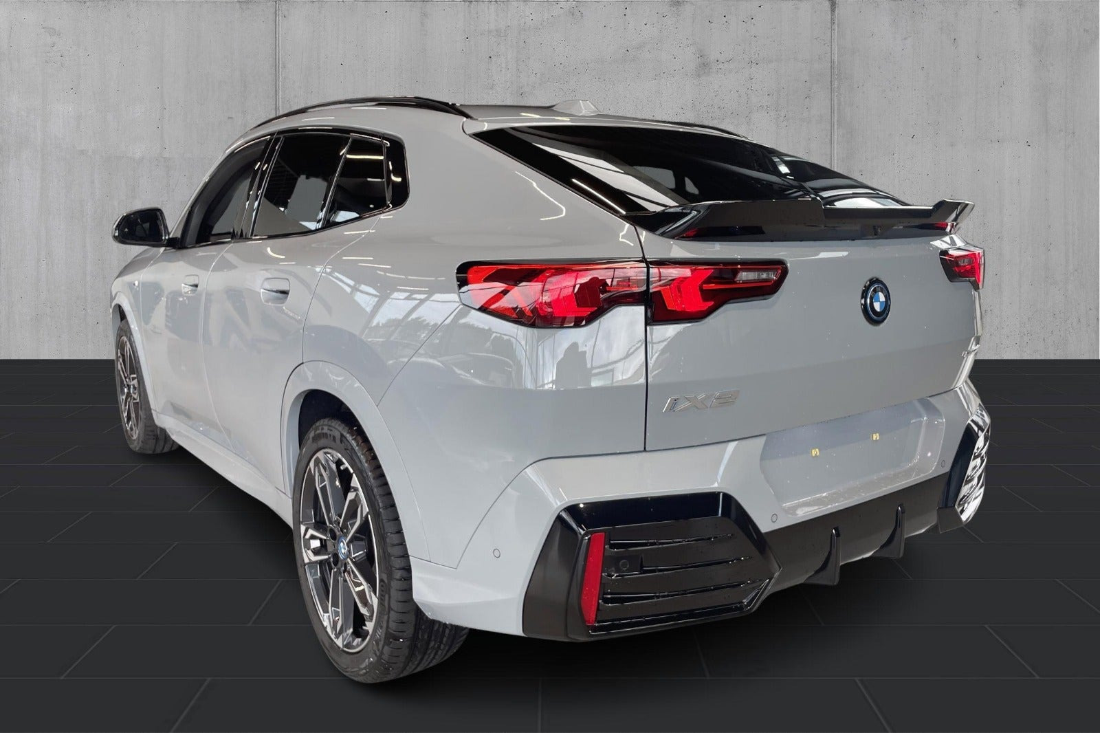 Grå BMW iX2 fra 2025