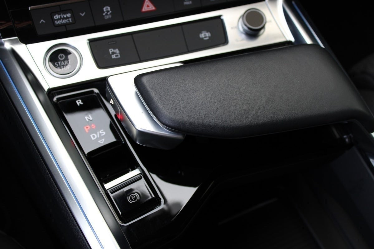 Sølv Audi e-tron fra 2022