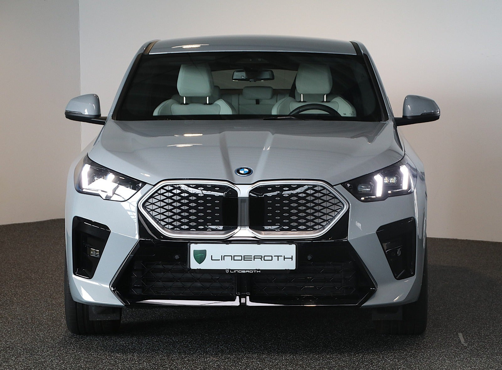 Grå BMW iX2 fra 2025