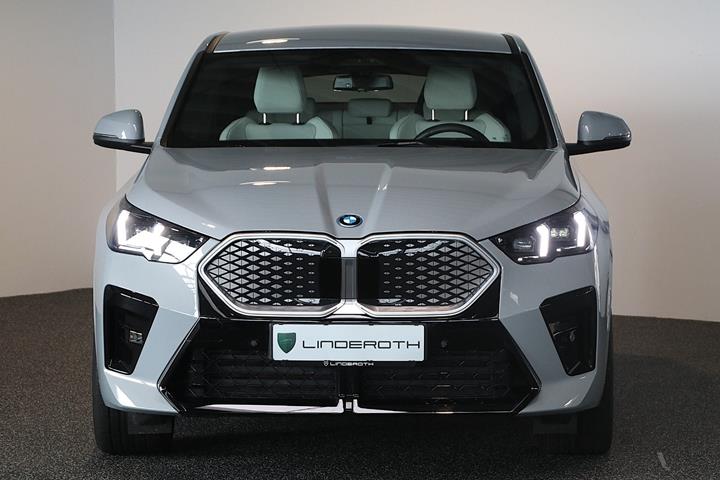 Grå BMW iX2 fra 2025