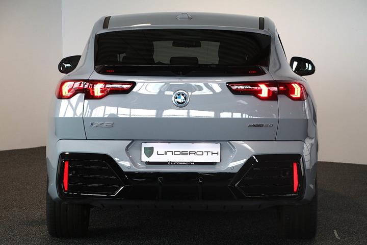 Grå BMW iX2 fra 2025