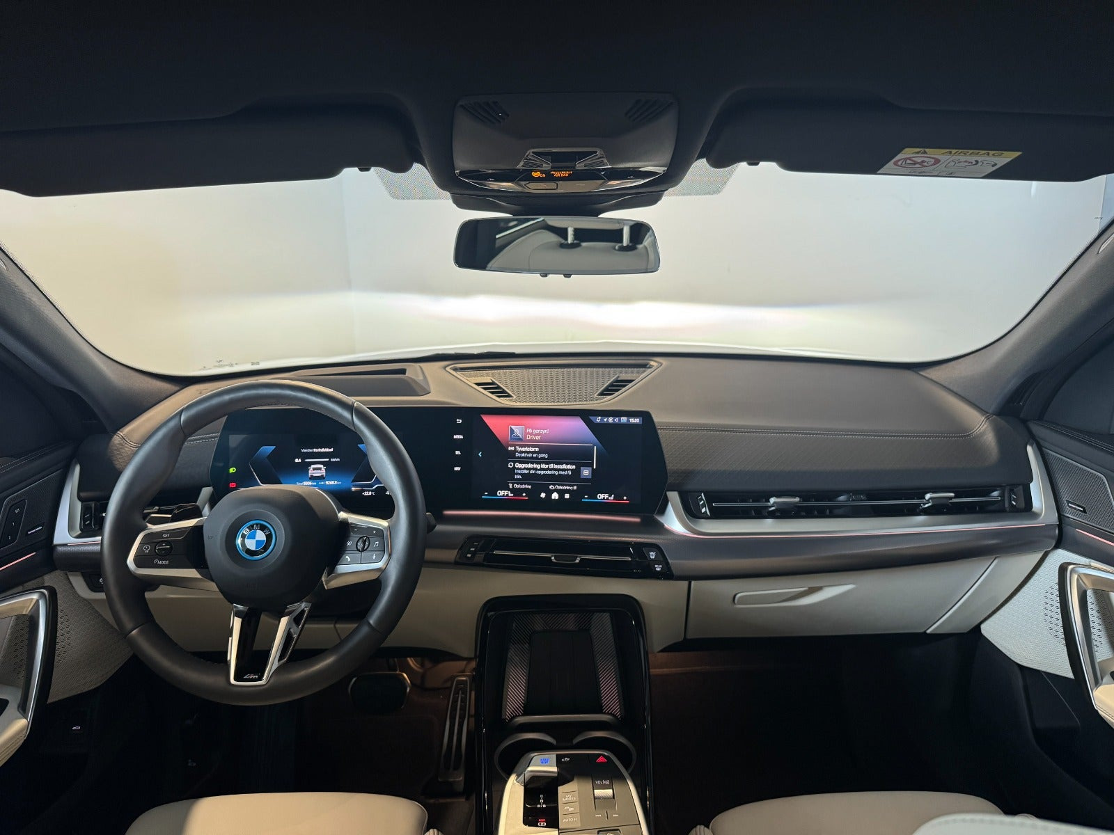 Grå BMW iX2 fra 2025