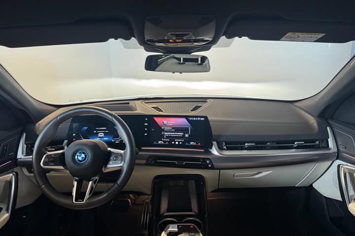 Grå BMW iX2 fra 2025