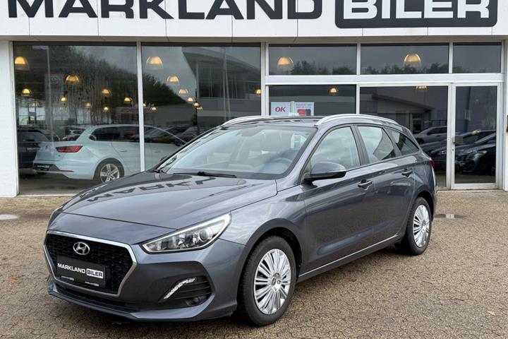 Grå Hyundai i30 fra 2020 set udefra