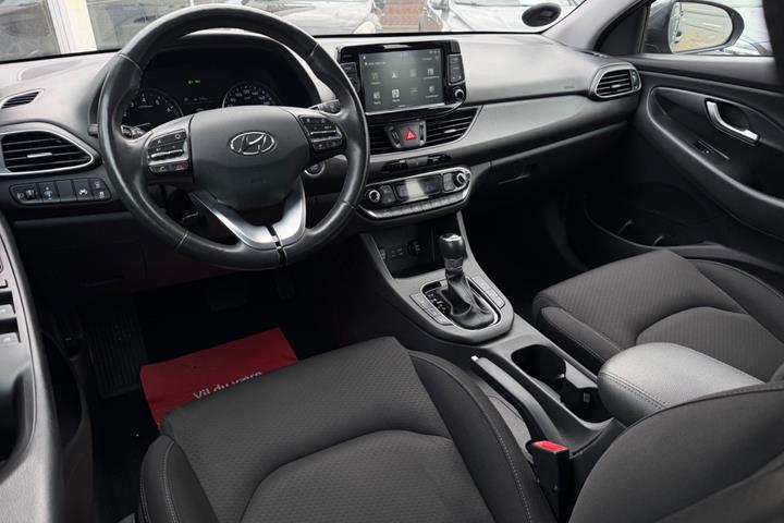 Grå Hyundai i30 fra 2020