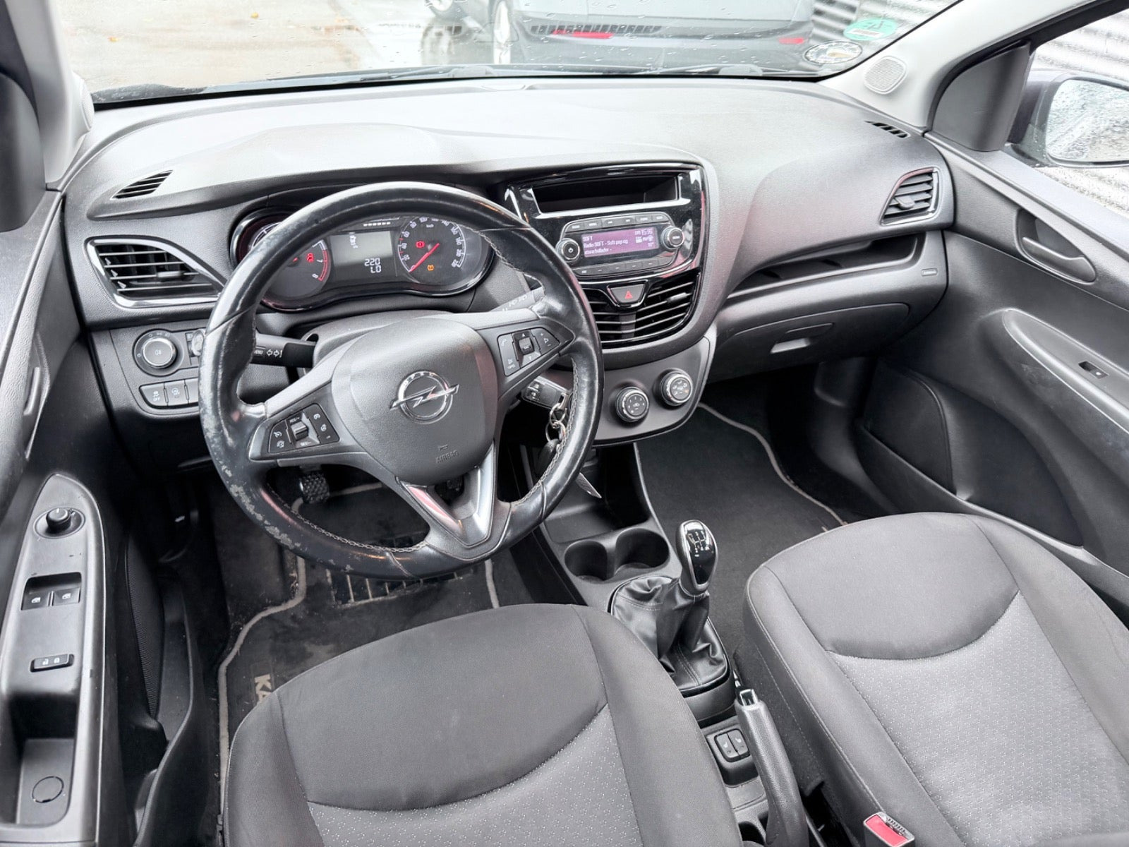 Grå Opel Karl fra 2016