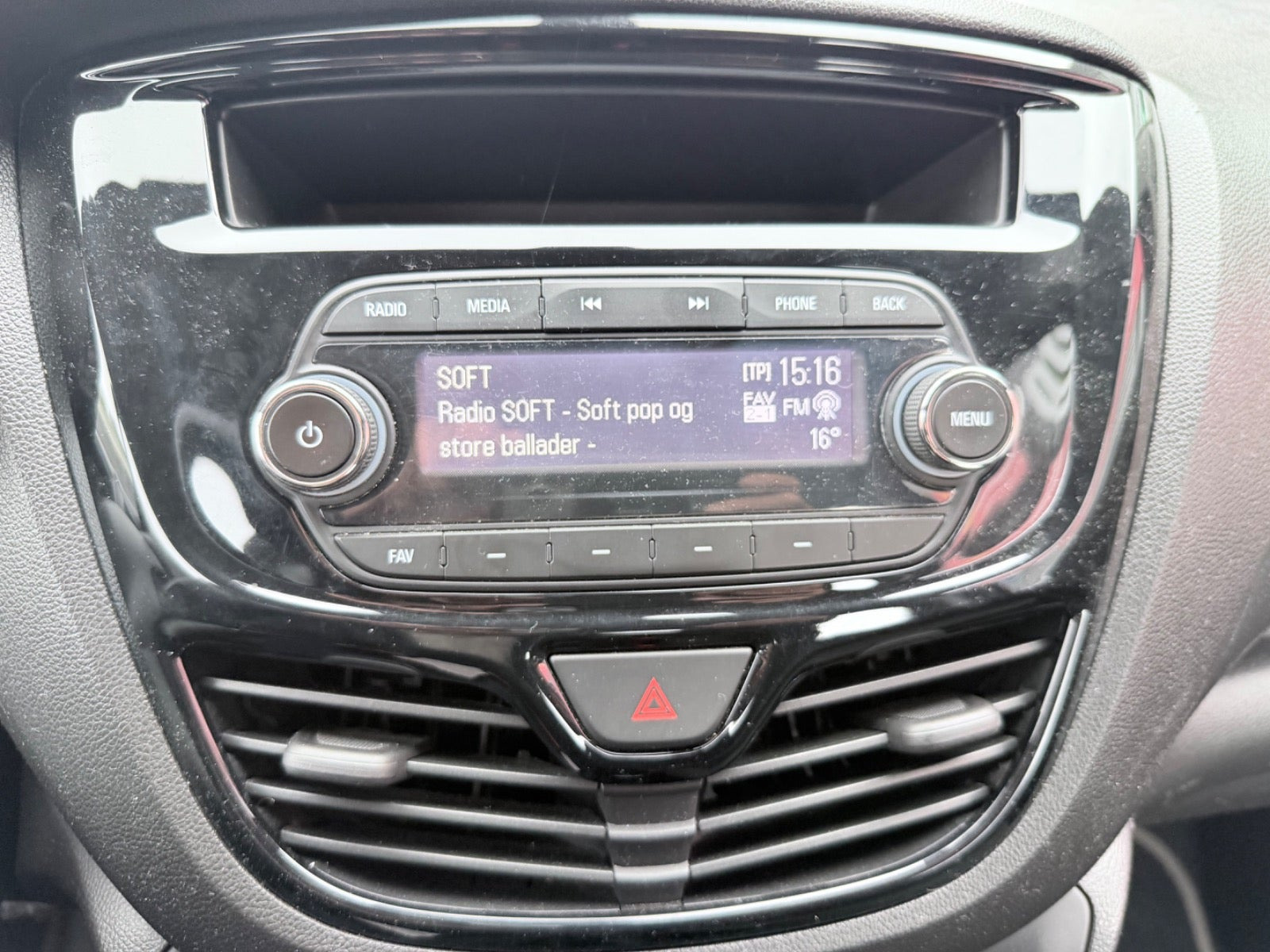 Grå Opel Karl fra 2016
