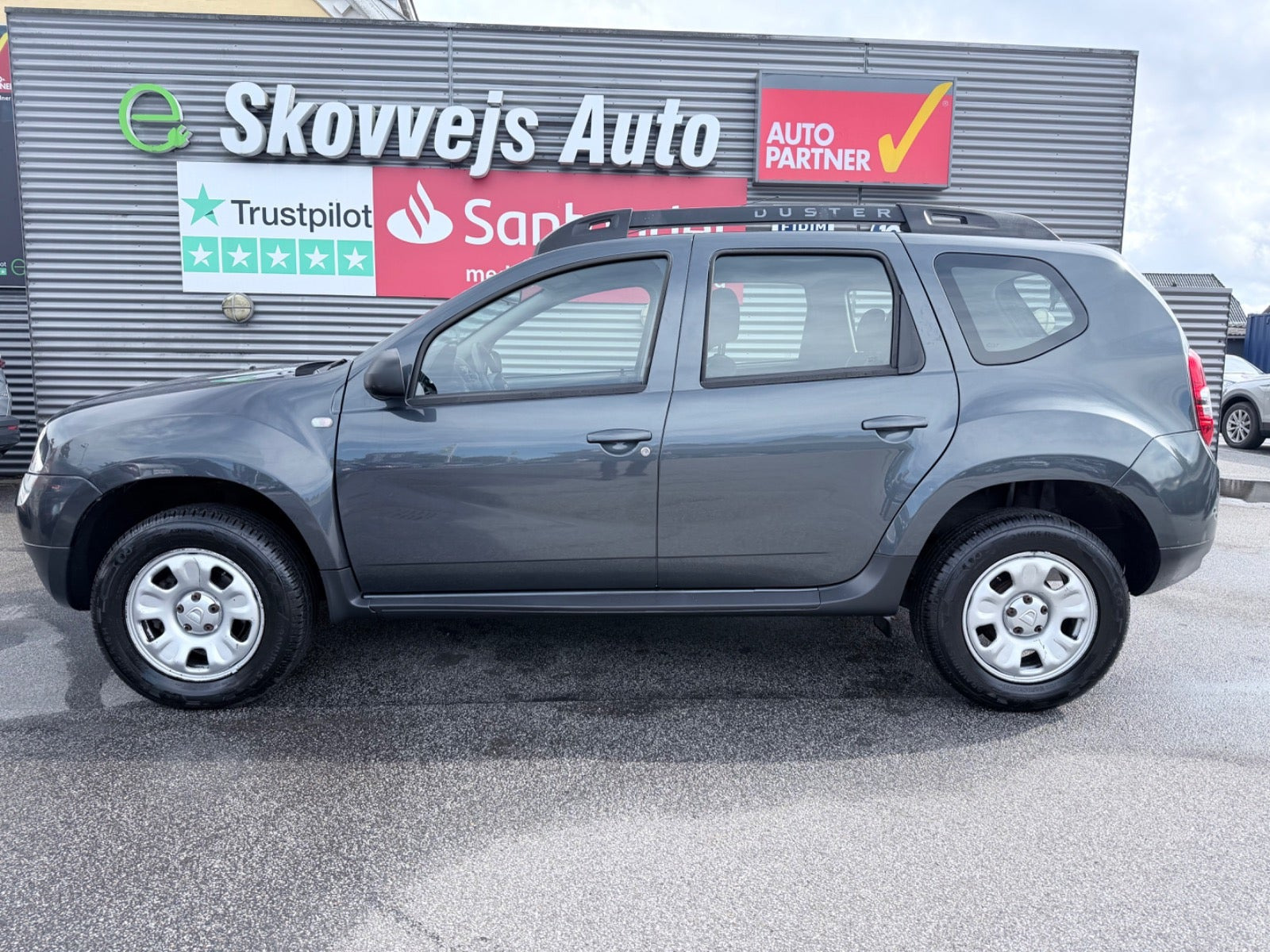 Grå Dacia Duster fra 2016