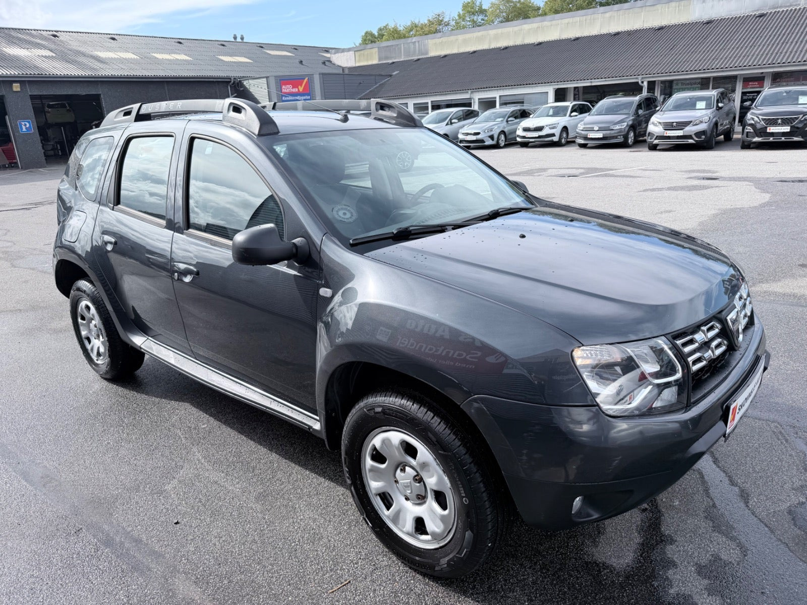 Grå Dacia Duster fra 2016