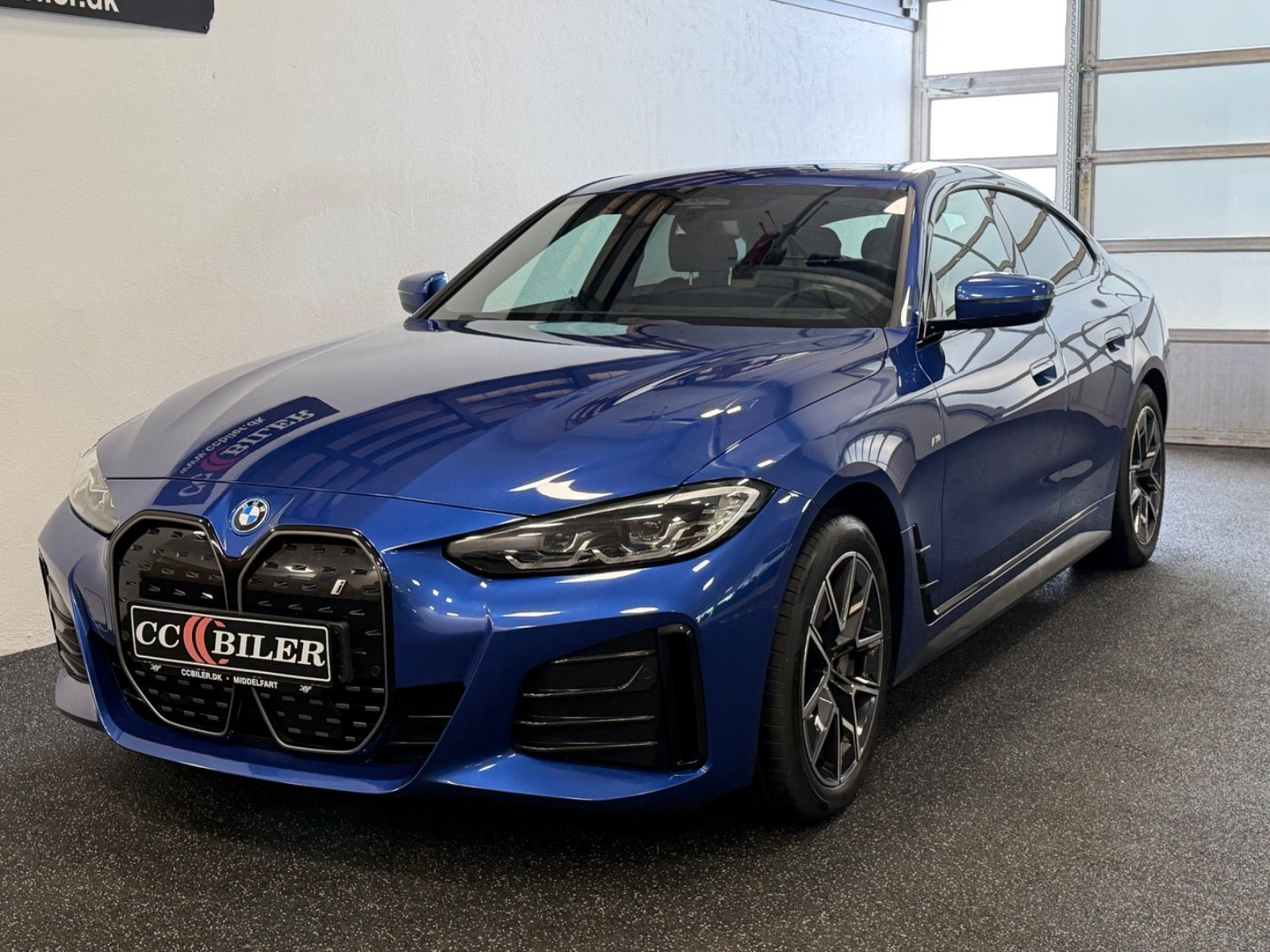 Blå BMW i4 fra 2023