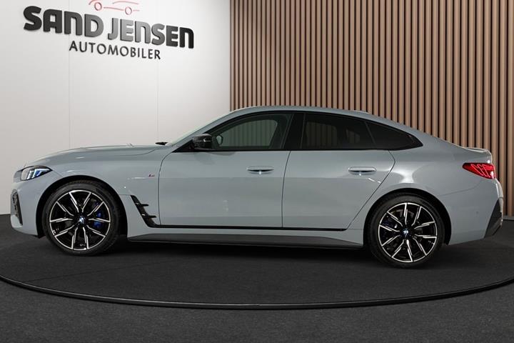 Grå BMW i4 fra 2026