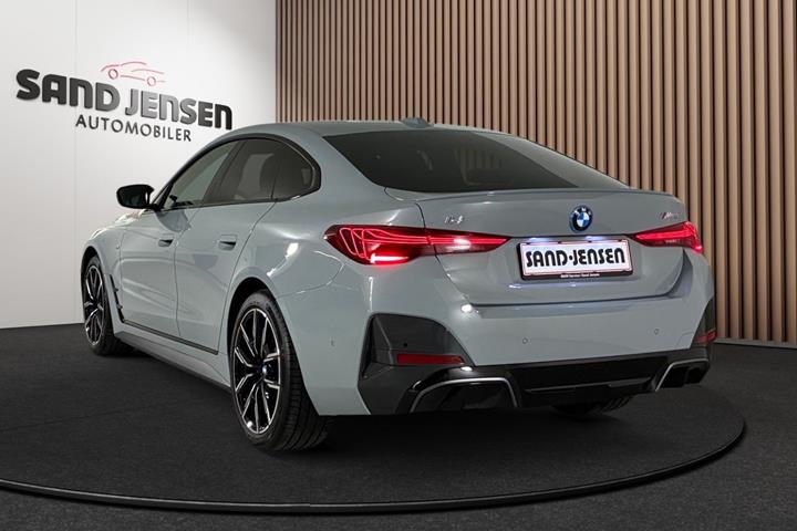 Grå BMW i4 fra 2026