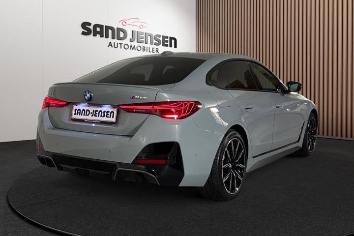 Grå BMW i4 fra 2026
